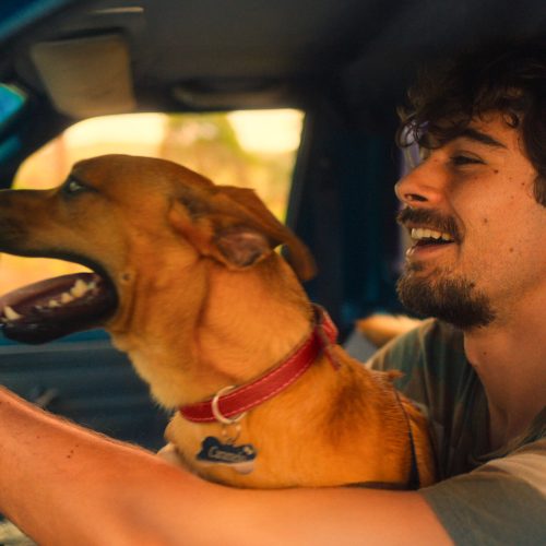 CARAMELO. (L to R) Rafael Vitti as Pedro, Amendoim as Caramelo in Caramelo. Cr. Courtesy of Netflix /Netflix © 2025